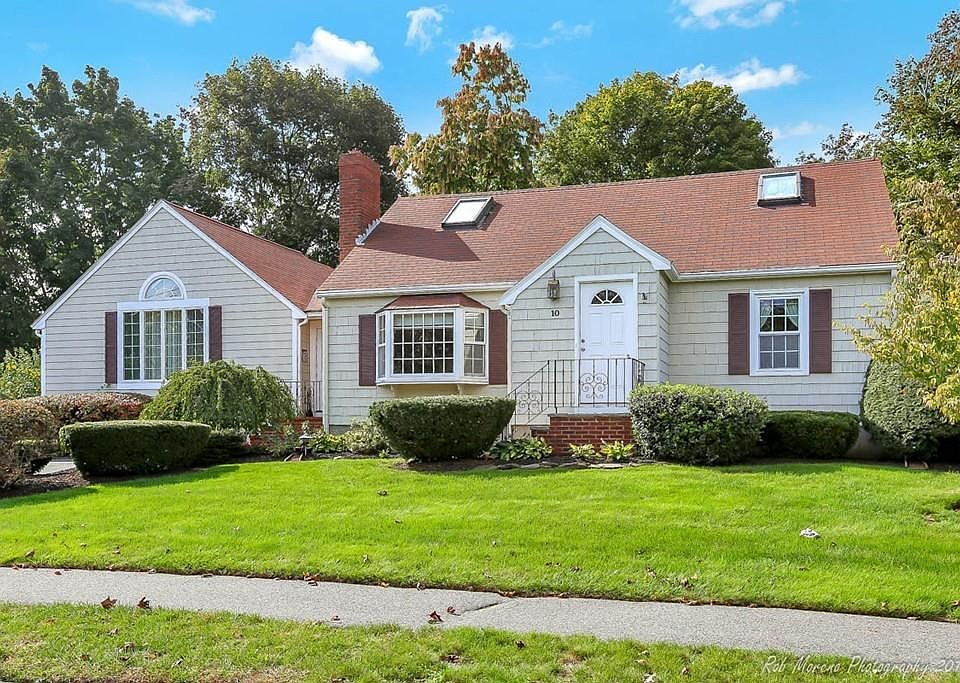 1st image of 10 Carolyn Dr