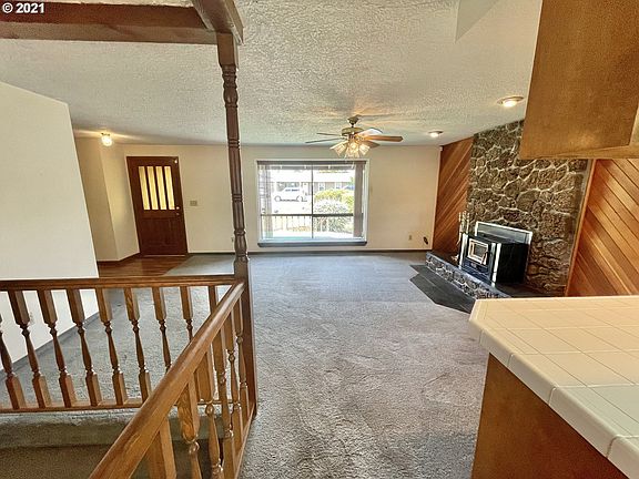 3rd image of 909 NE 129th St