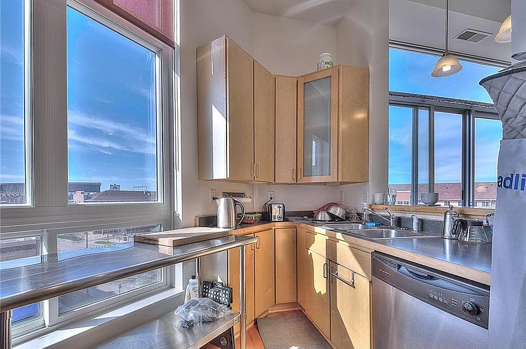 2 bed, 1027 sqft, $1,900 — Photo 3