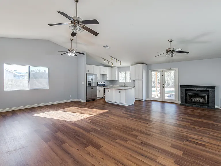 708 E Aire Libre Ave — Photo 3