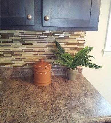 Clean glass tile backspla