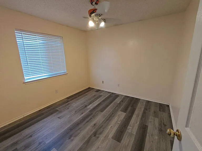 1423 Lakeshore Dr — Photo 12