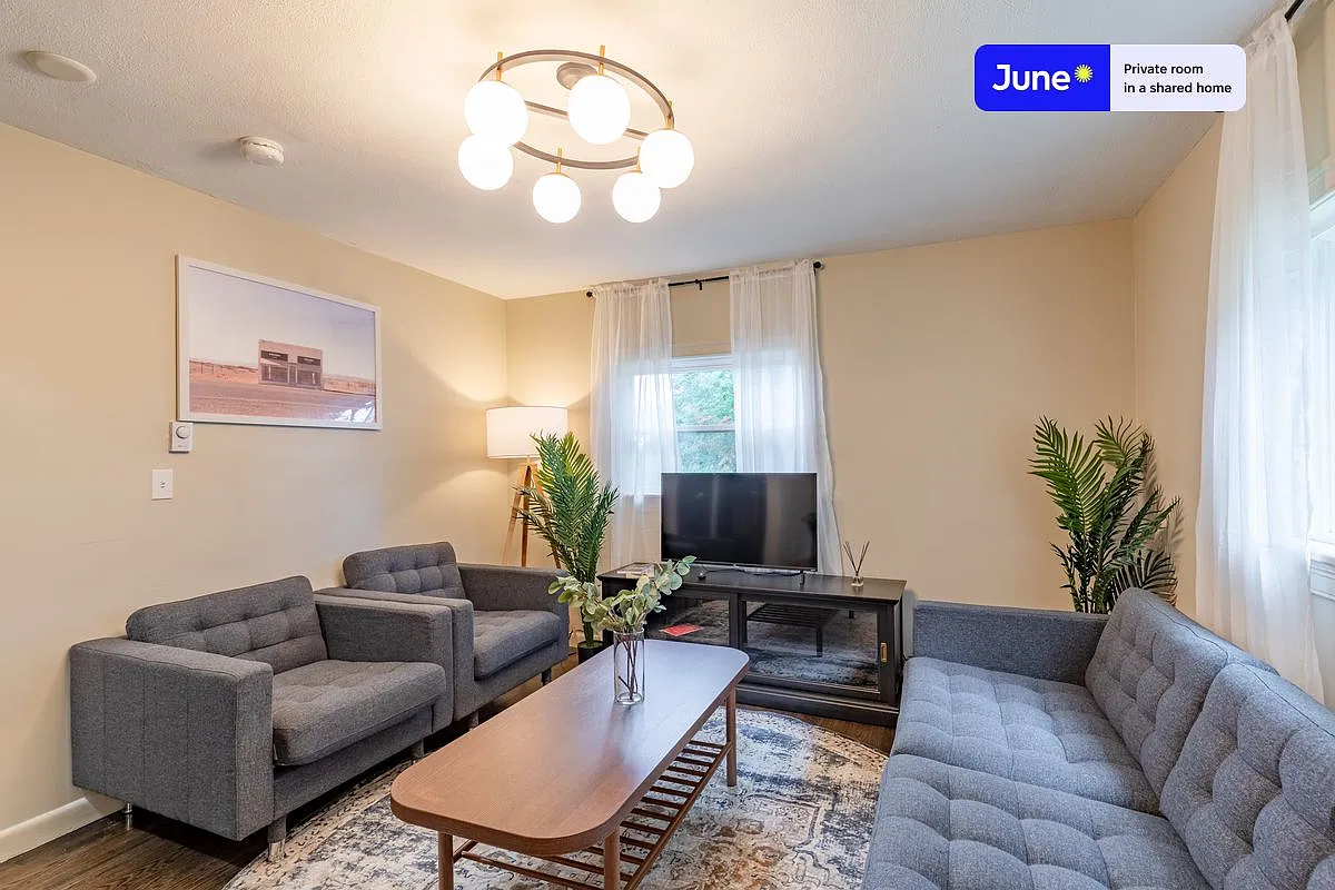 Queen bedroom in 6 bed/4 bath home in Brighton #207 D — Photo 4