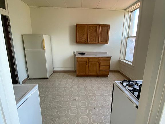 5th image of 319 W Main St APT 1