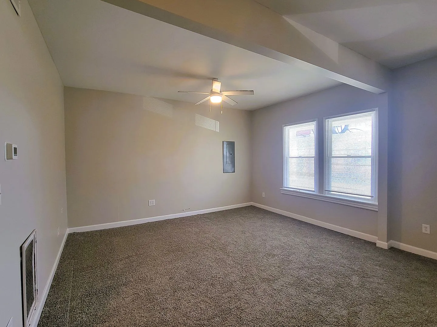 Remodeled rowhouse in Manchester — Photo 4