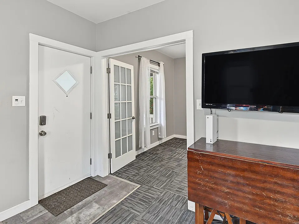 208 W Vine St