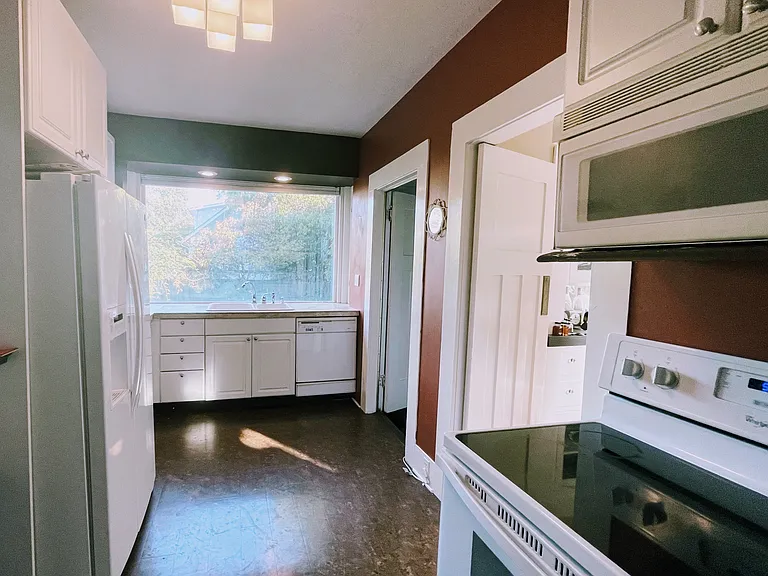 211 NW 16th St — Photo 9