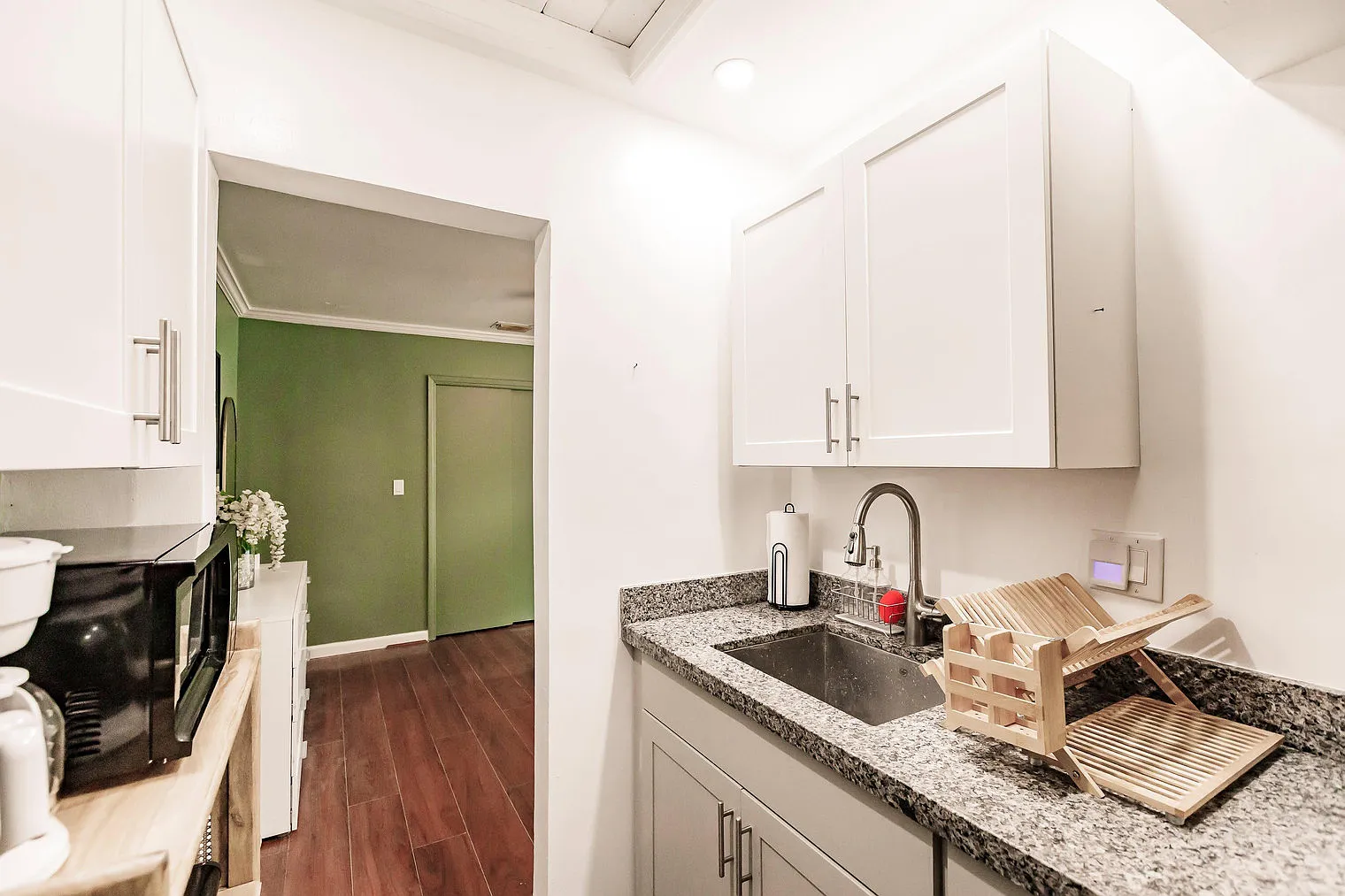 1 bed, 1.0 bath, 452 sqft, $1,800 — Photo 2