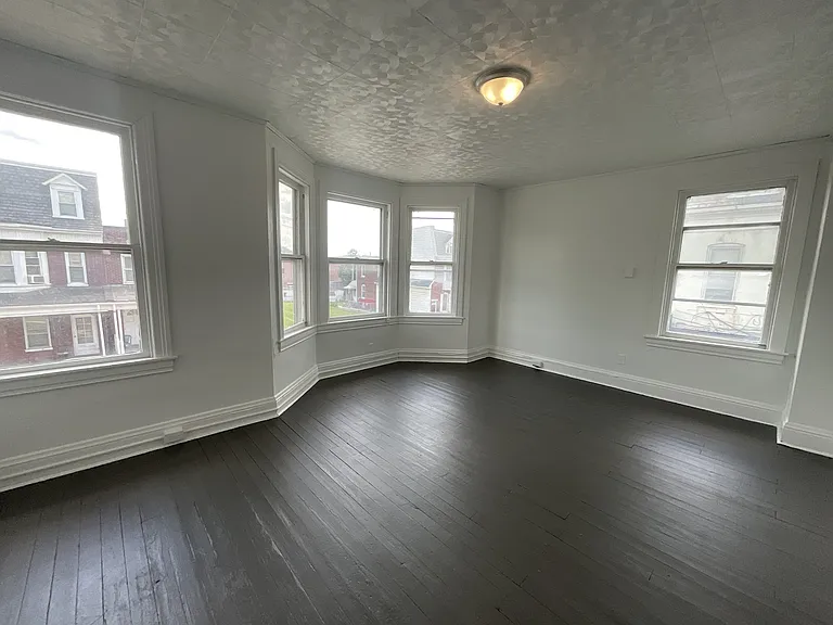 631 Wallace St — Photo 5