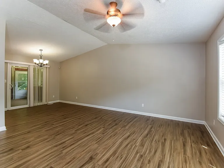 1012 Hicksmil Dr SW — Photo 5