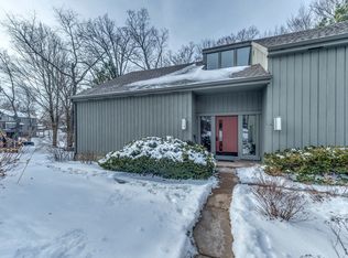 510 Woodview Rd APT C, Lake Barrington, IL 60010