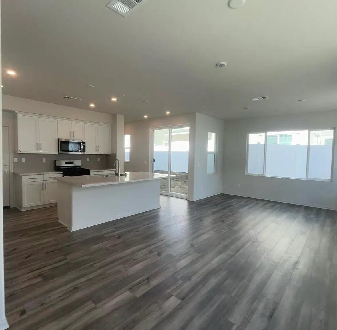 4 bed, 2219 sqft, $4,350 — Photo 2