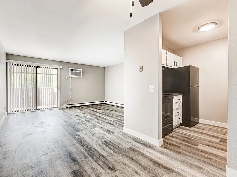 320-324 Tyrrell Ct — Photo 6