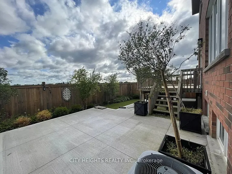160 McWatters St — Photo 2