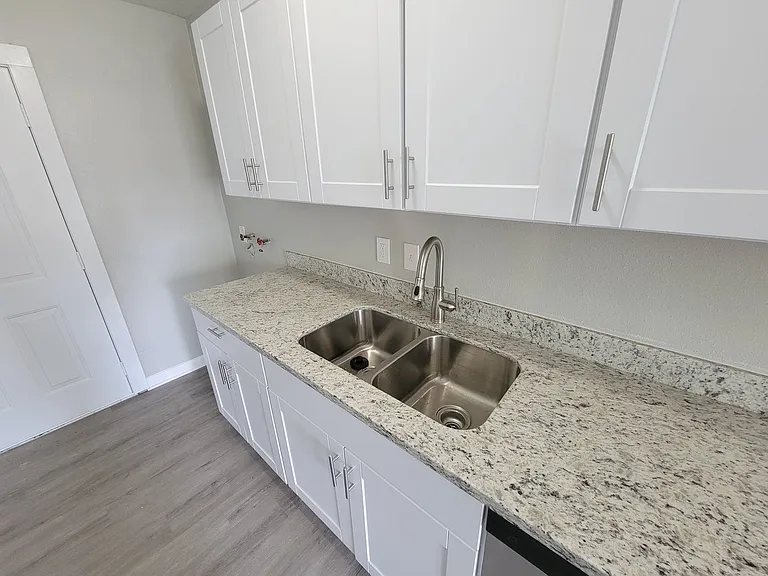 4909 Holloway Dr — Photo 7