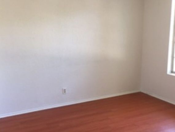 3rd image of 3860 Amberly Dr Unit E
