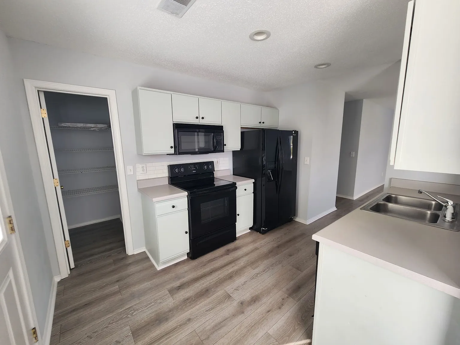 3 bed, 1420 sqft, $1,950 — Photo 3