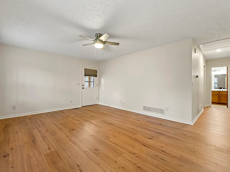 131 McWhirter Pl — Photo 7