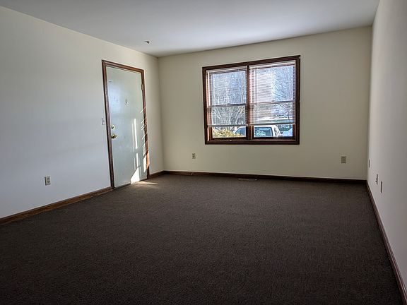 4th image of 971 Glen St