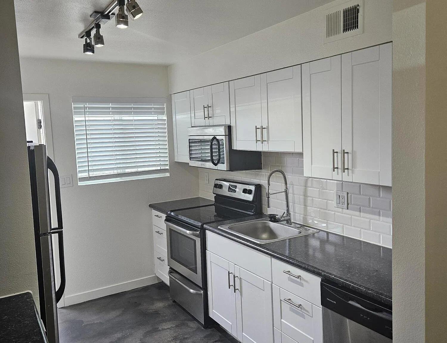 2 bed, 1.0 bath, 850 sqft, $1,500 — Photo 3