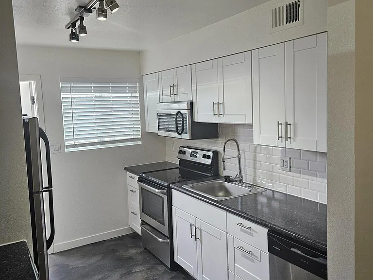 2108 E Fairmount Ave #19A — Photo 3