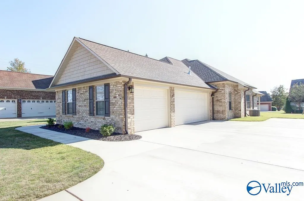 4 bed, 2.5 bath, 2045 sqft, $2,195 — Photo 2