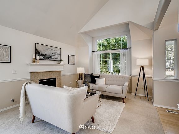 Nice chair railing, tall ceilings an ample space