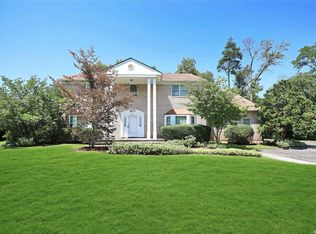 14 Harbor Ct E, Roslyn, NY 11576