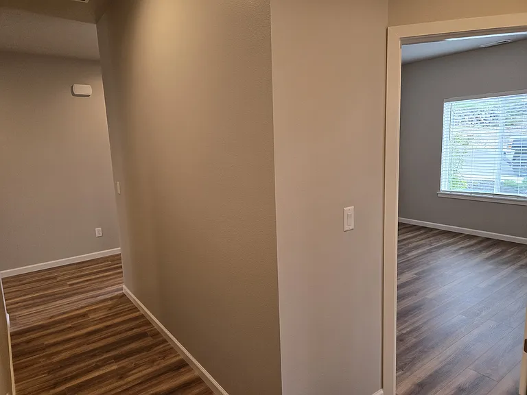 579 SW H St — Photo 38