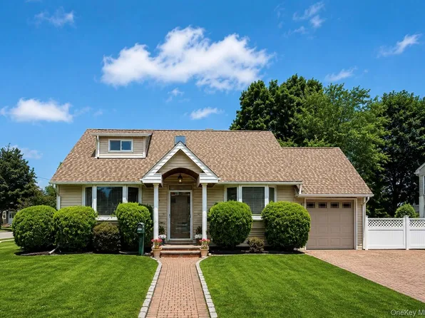7 Ronald Avenue, Hicksville, NY 11801
