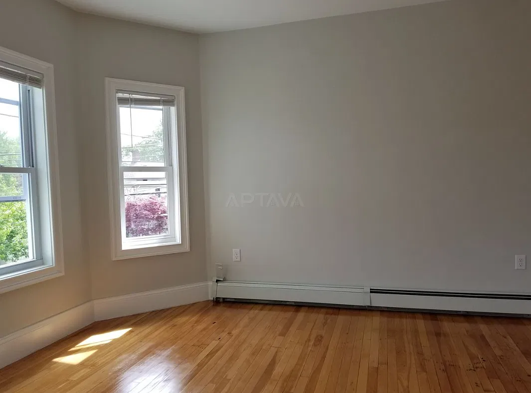 5 bed, $5,800 — Photo 1