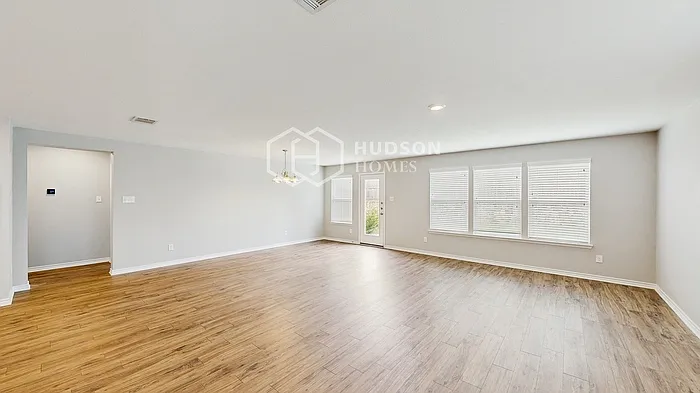 2716 Tobias Ln — Photo 4