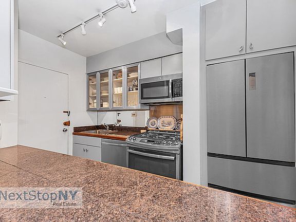 5th image of 60 Sutton Pl S APT 8GN