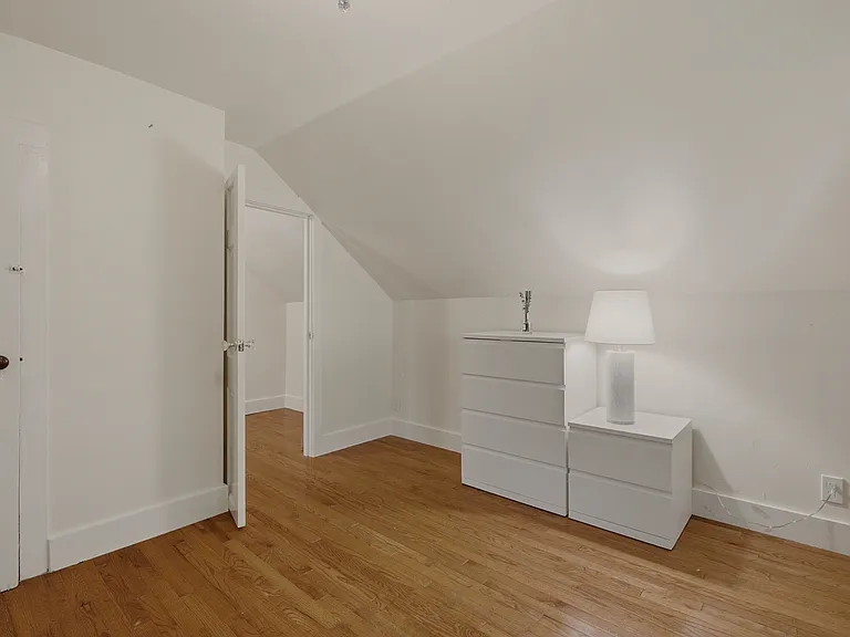 21 Clinton Ave — Photo 21