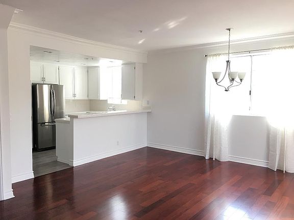 4th image of 11445 Moorpark St Unit 10