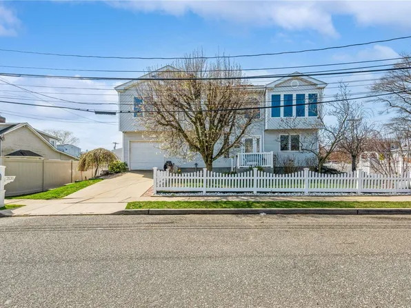 2530 N Seminole Avenue, Seaford, NY 11783