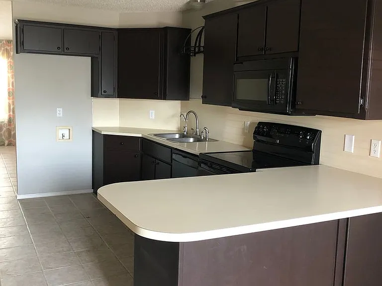 417 N Englewood Ave — Photo 3