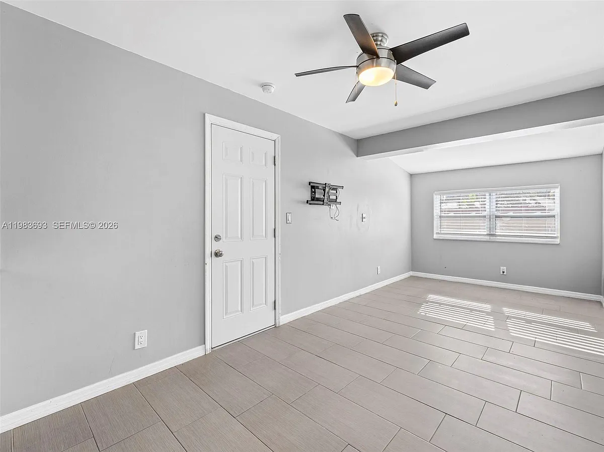 Building Photo - 1432 NE 5th Ave #4