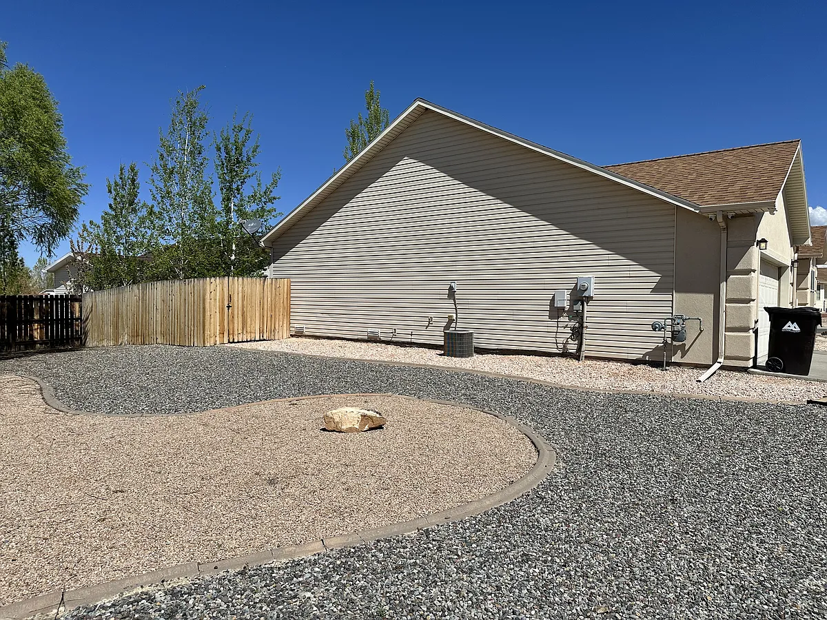 Side yard - 3215 Meadows Pkwy