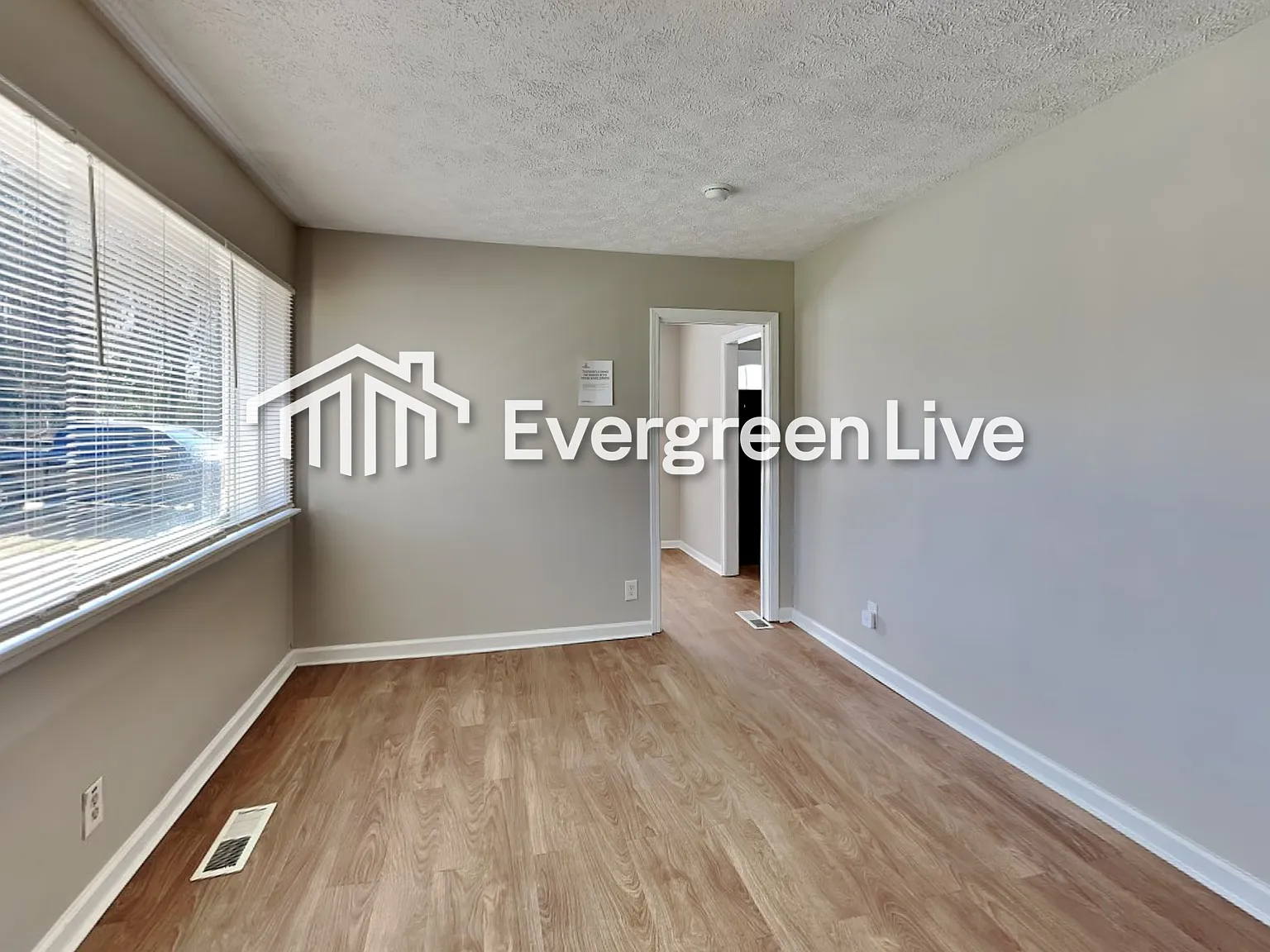 3 bed, 2.0 bath, 1318 sqft, $1,595 — Photo 3