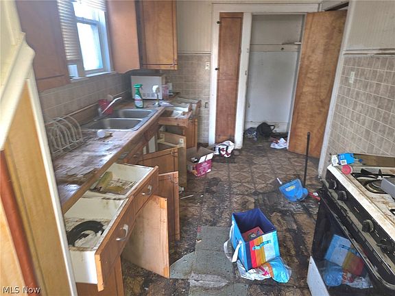 5th image of 958 Inman St