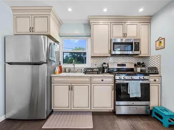 325 College Avenue image 9 of 27