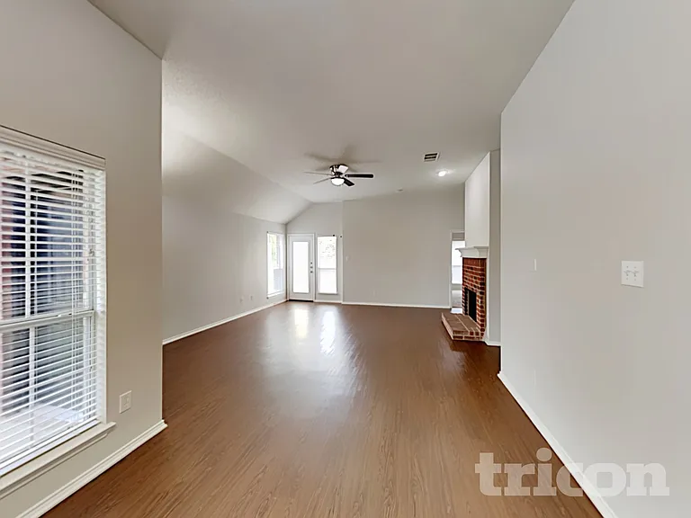 906 Pheasant Dr — Photo 4