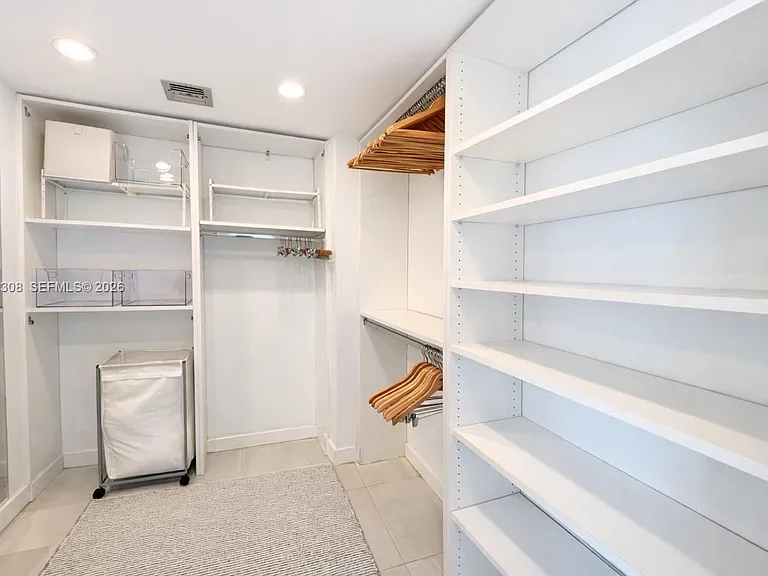 3411 Indian Creek Dr #LPH1401 — Photo 26