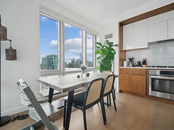 75 Park Lane South image 10 of 45