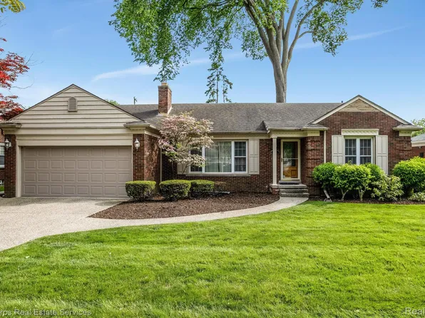911 N Brys Dr, Grosse Pointe Woods, MI 48236