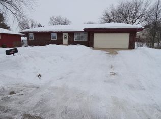 2020 Cimarron Dr, Freeport, IL 61032