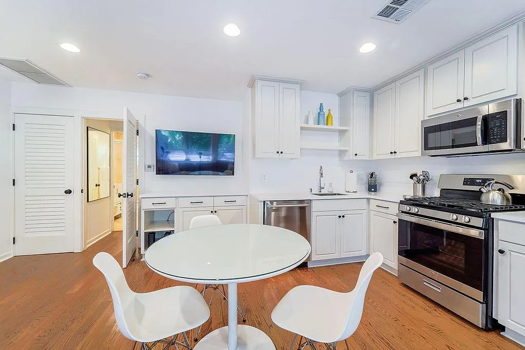 135 Montana Ave — Photo 3