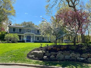 4 Pegs Ct, Cold Spring Harbor, NY 11724