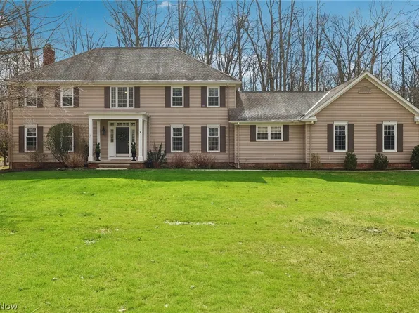 57 Fairfax Dr, Chagrin Falls, OH 44022